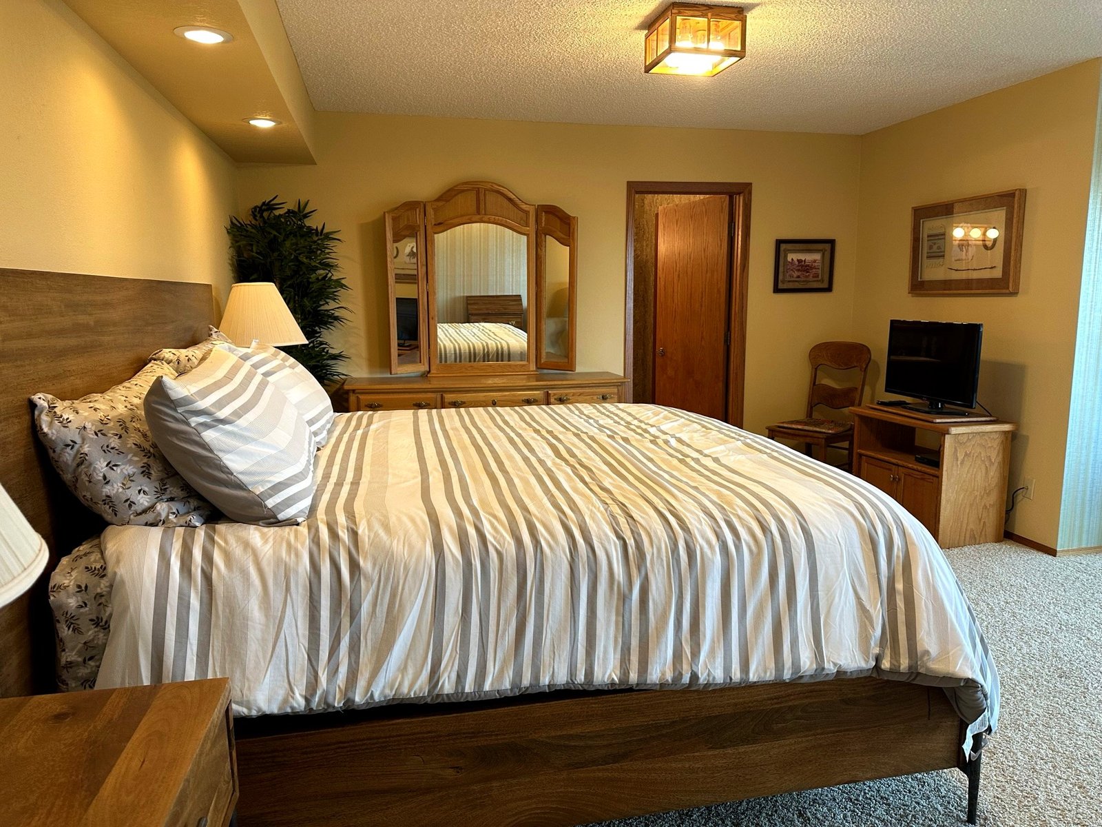 Alternate view of bedroom in Eagle's Bluff luxury Flathead Lake rental