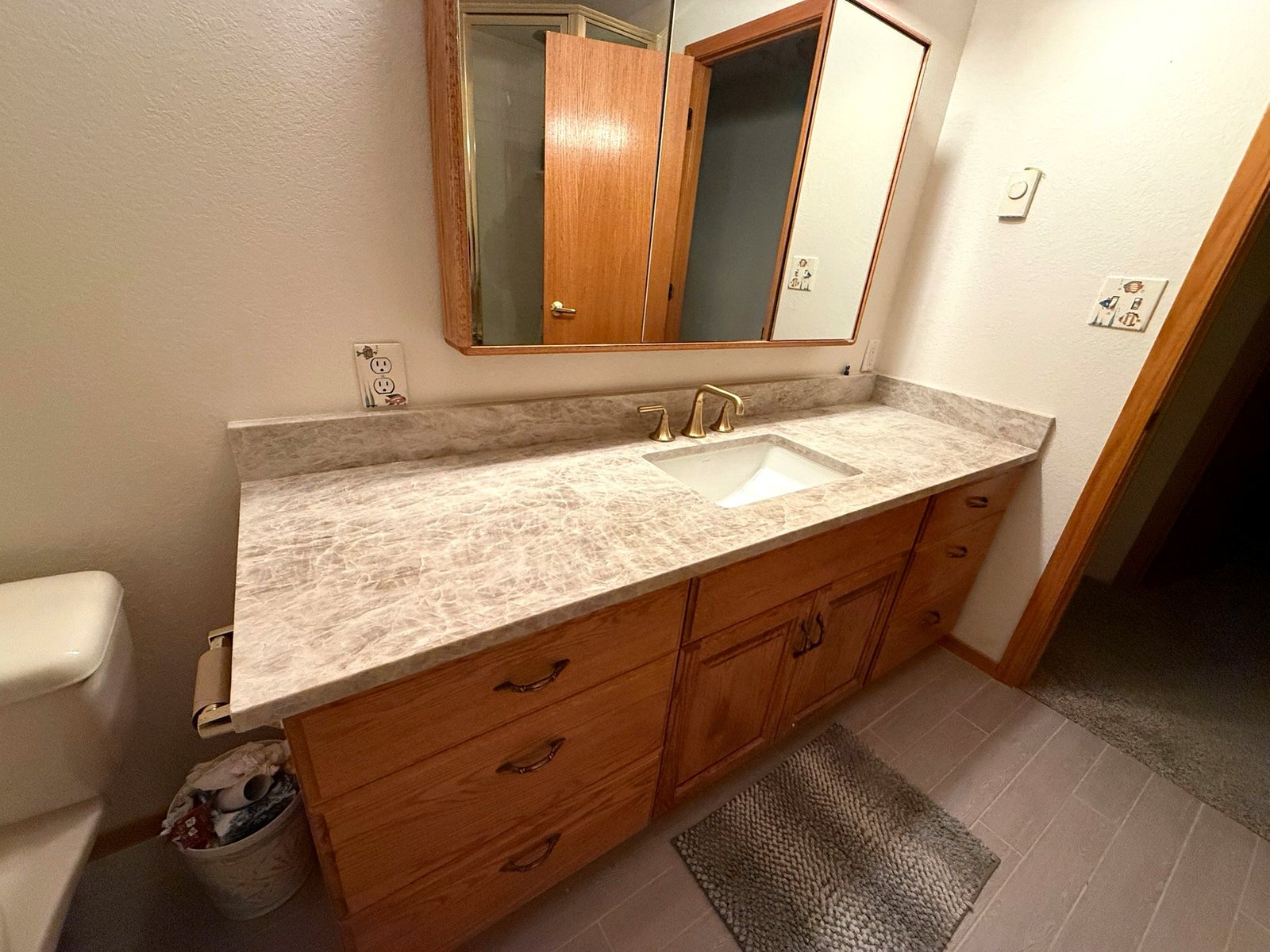 Penthouse full bathroom in Eagle's Bluff Main House